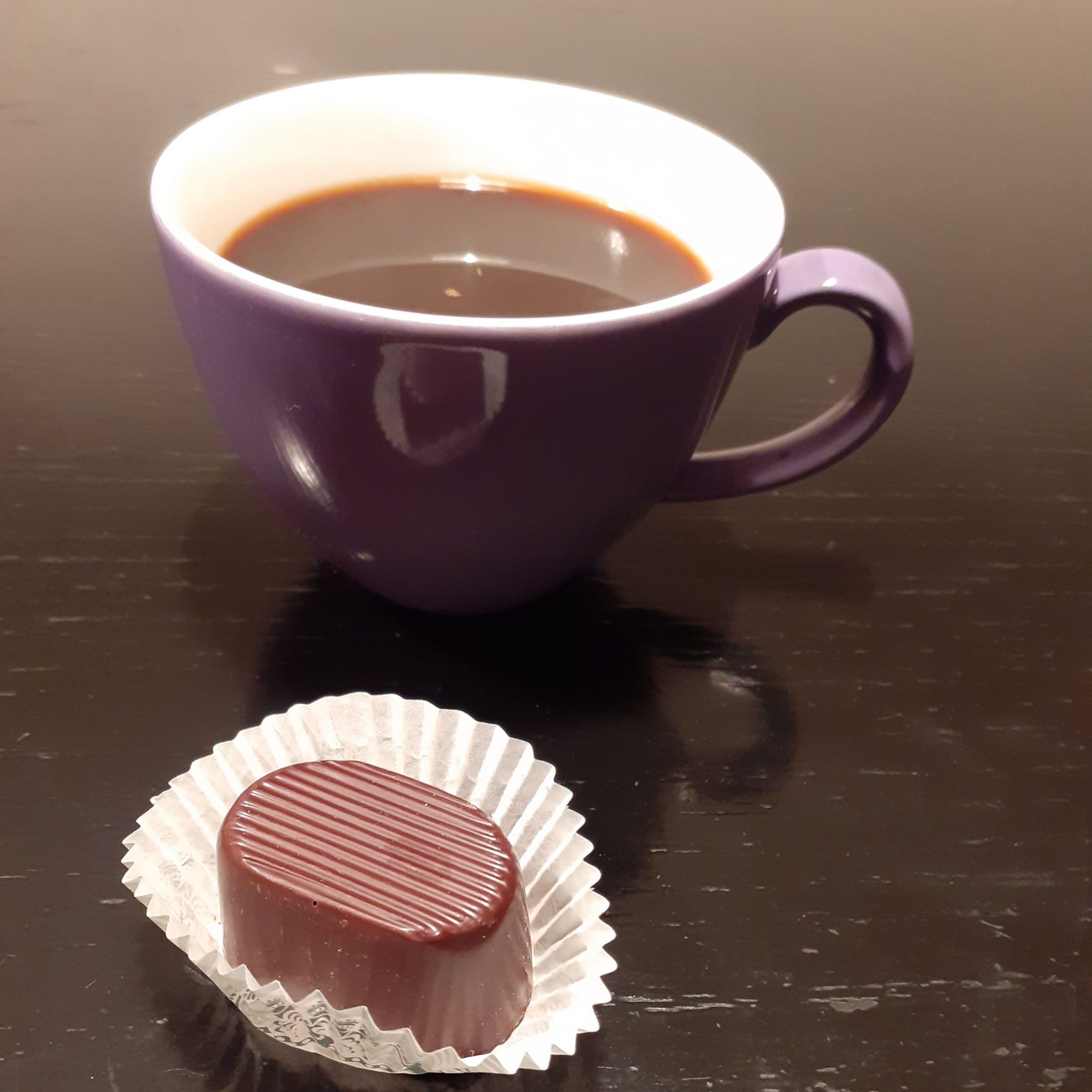 Koffie gemaakt in een Bialetti, of espresso potje, met overheerlijke bonbon. Probeer het eens!